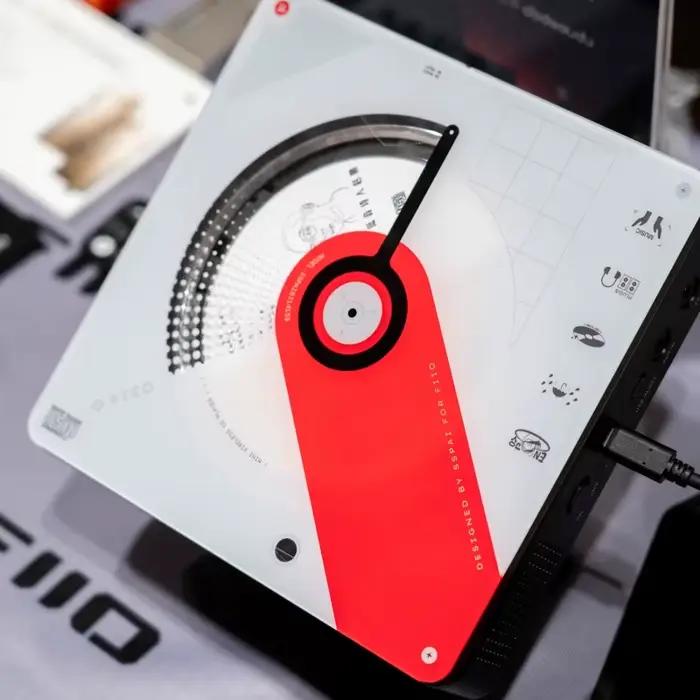 NOUVEAU FiiO BEATBOX Lecteur CD Audio Tout-en-un Stéréo Basses Puissantes avec Puce FM Indépendante Haut-parleur CD Portable Mécanisme de Cadran à Billes en Acier